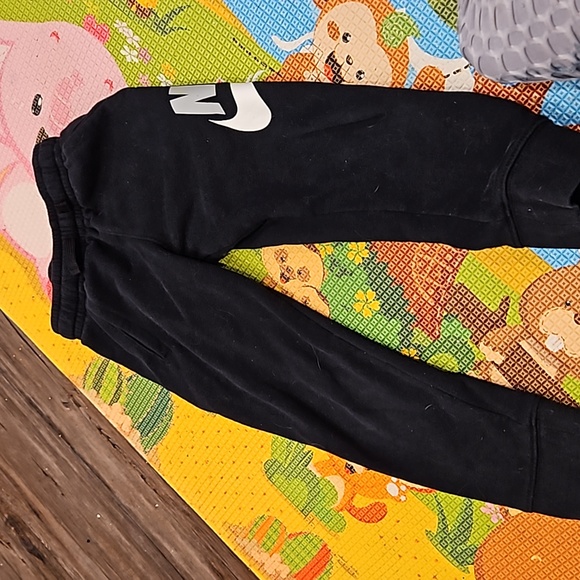Size Small:  fits 4 to 5Good condition Nike Brand  joggers - Picture 1 of 8